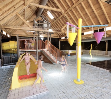 Glijden, spetteren en spelen in de overdekte waterspeeltuin bij kaps