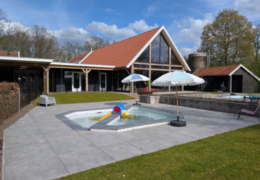 Buitenzwembad met peuterbad Kaps Tubbergen.jpg