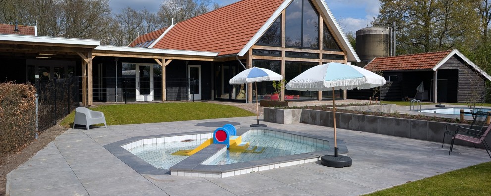 Buitenzwembad met peuterbad Kaps Tubbergen.jpg