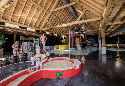 Overdekte waterspeeltuin recreatiepark kaps tubbergen