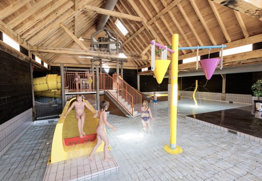 Glijden, spetteren en spelen in de overdekte waterspeeltuin bij kaps