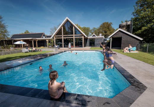 Buitenzwembad verwarmd recreatiepark kaps