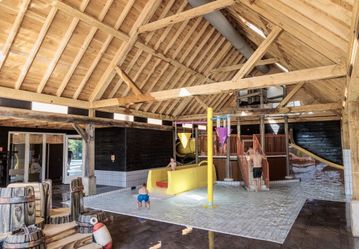 Verwarmde overdekte waterspeeltuin camping kaps