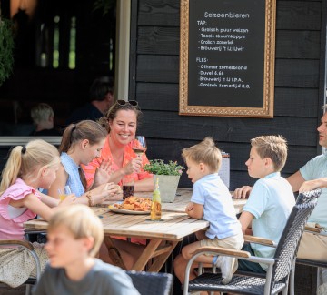 Gezin terras familierestaurant Troubadour