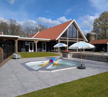 Buitenzwembad met peuterbad Kaps Tubbergen.jpg