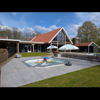 Buitenzwembad met peuterbad Kaps Tubbergen.jpg