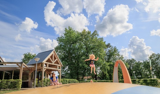Trampoline vakantiepark kaps speeltuin